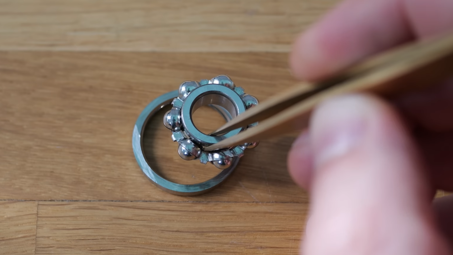 Splitting a ball bearing cuts milling-machine backlash to 30–40 microns
